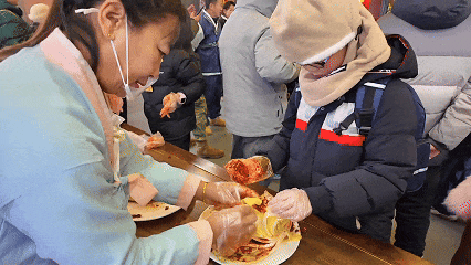千年崖城变身童话雪国，萌娃嬉雪玩转跨国挑战！