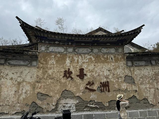 【外眼看云南】柬埔寨顶流姜思倪携家人圆梦云南：喜洲麦田小火车童趣飞扬