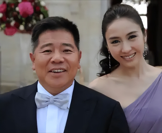 被老头“糟蹋”的3位女星，个个美艳动人，却鲜花插在牛粪上！