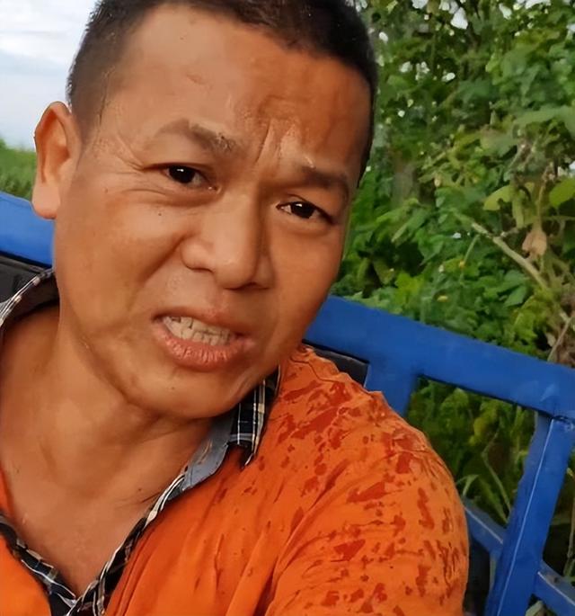 全红婵刚归队，爸爸立迈合冠军广场牌子欢迎您	，被质疑蹭女儿流量