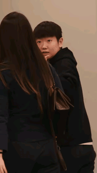 哇，机场偶遇莎莎，原来是回京，莎莎辛苦啦！恭喜深大晋级决赛