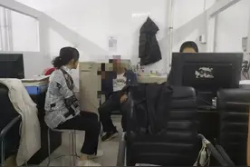 楼上水管老化漏水，楼下被泡，谁来赔偿？看看他们如何调解图片