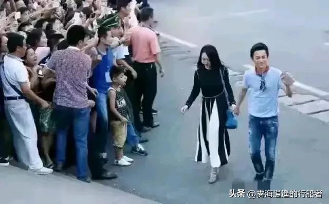 何炅和杨钰莹街头牵手 画面温馨 何炅年事已高 杨钰莹依然美丽动人