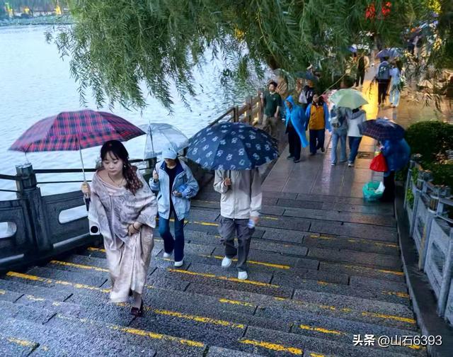 新华社原军事记者陶俊峰泉城美拍：《秋雨中游览大明湖》