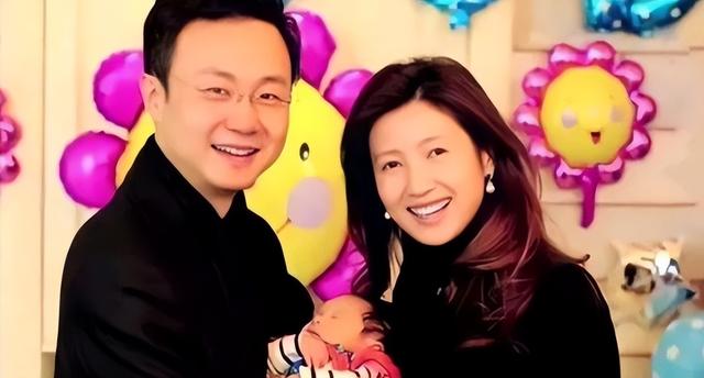 春妮没想到，丈夫刚强出席阅兵解说没多久，6岁儿子又给自己争光