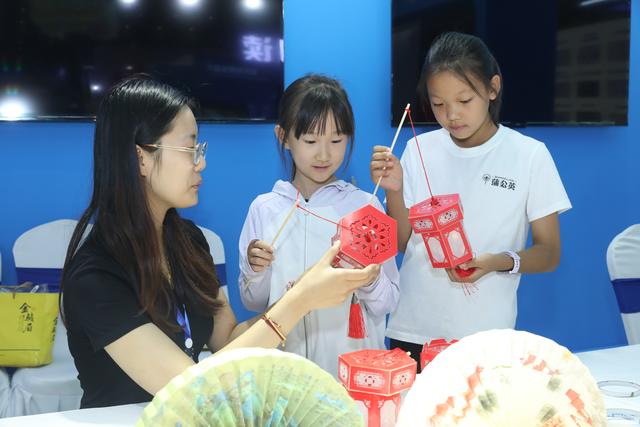 多图刷屏！欢迎来玩！国际数博会、全民阅读大会第二日人气飙升