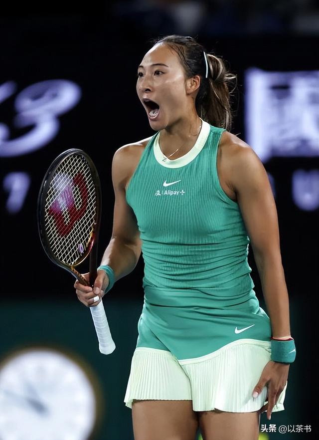 郑钦文晒与团队爬长城合照，除她之外都是外国人，称第一次爬长城