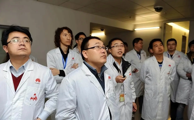 一个都跑不掉！华为600万年薪高管，带13人偷芯片，如今下场解气