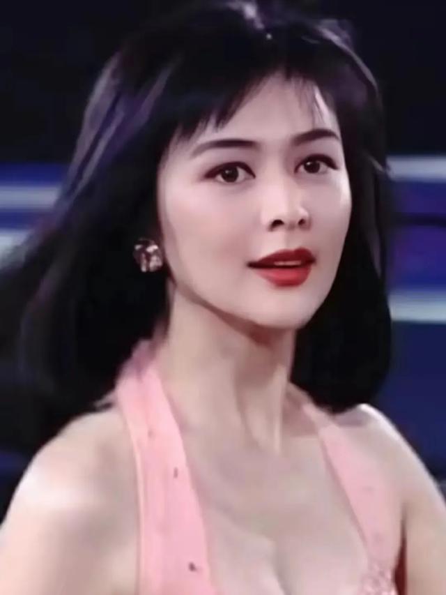 62岁关之琳与小男友甜蜜依偎！无子女活成豪门，香江美人至今惊艳
