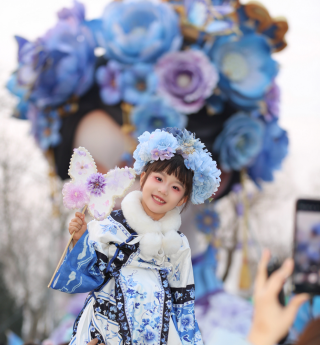就在今晚！“湖畔雨荷”璀璨亮相！国潮演艺+温情互动+璀璨亮灯，惊喜提前看～
