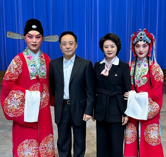 59岁李胜素：她不要丈夫、不要孩子，却活成了最让人羡慕的女人