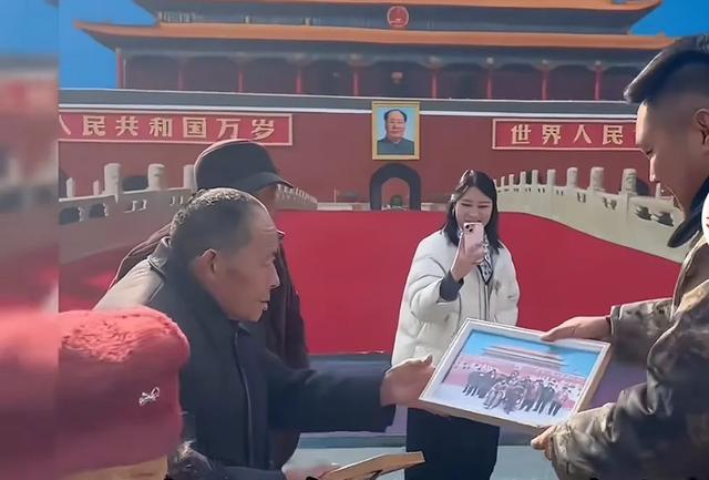 河南也有北京“天安门	”	，太火了乡村画家吴承言。