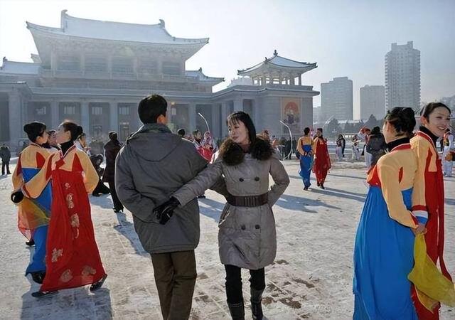被称戏台上的国家！旅游受限、榜样塑造，朝鲜的表演竟源自苏联