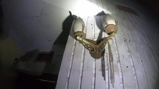 重庆巴南废弃了20多年的电影院，里面还遗留了大量上世纪的老物件