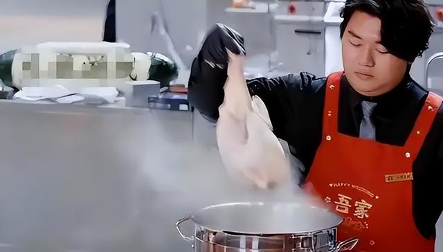 比赛输广东白切鸡可不能输！菜好不好吃谁说的算，评论区两极分化