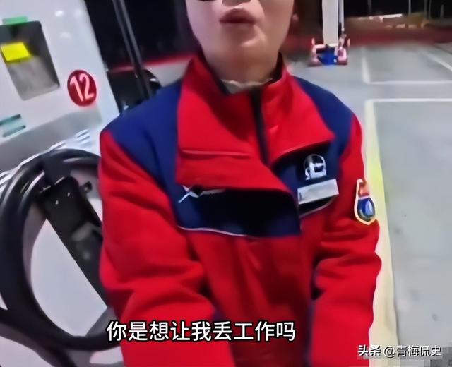 摩友将汽油喷地上后续：正脸曝光，发布者澄清惨遭打脸	，交警回应