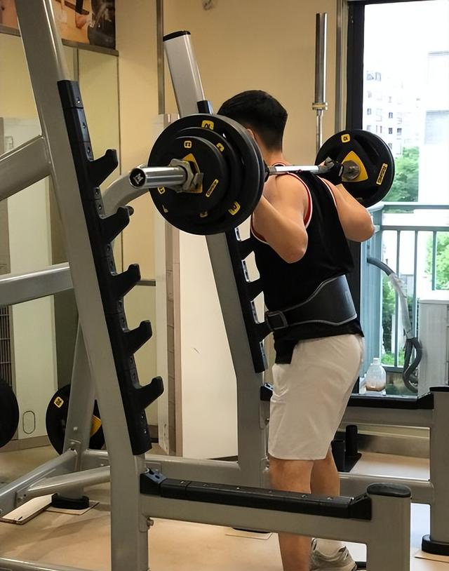提醒男性：再累也要练深蹲！坚持一个月，3个身体好处收入囊中