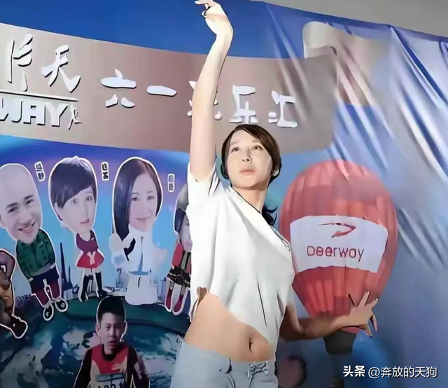 这应该是胡静最想删掉的一组照片吧！