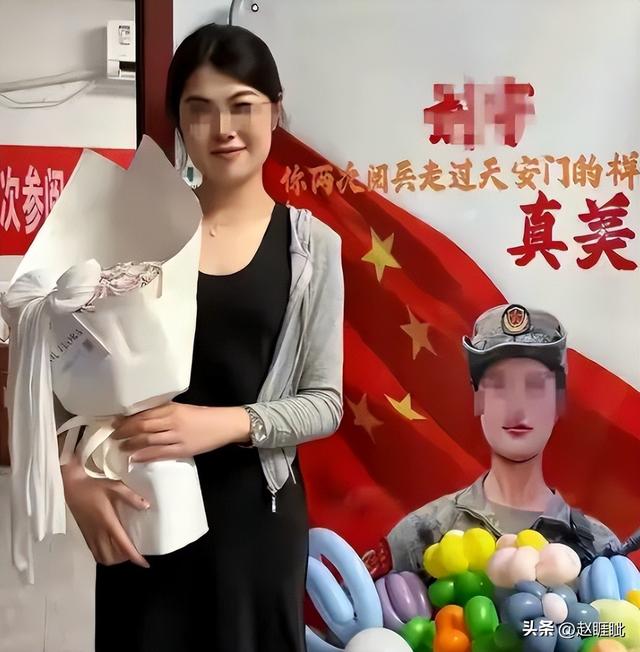 93受阅女兵，踢正步参加婚礼被骂，网友：穿这套衣服是几个意思？