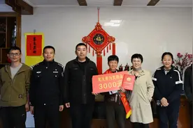 为救人导致右侧桡骨远端粉碎性骨折 72岁的她获评“杭州市见义勇为义士”图片