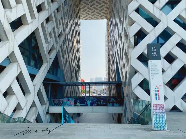 广东佛山新城地标“引争议”:有人觉得设计亮眼,有人吐槽太丑?