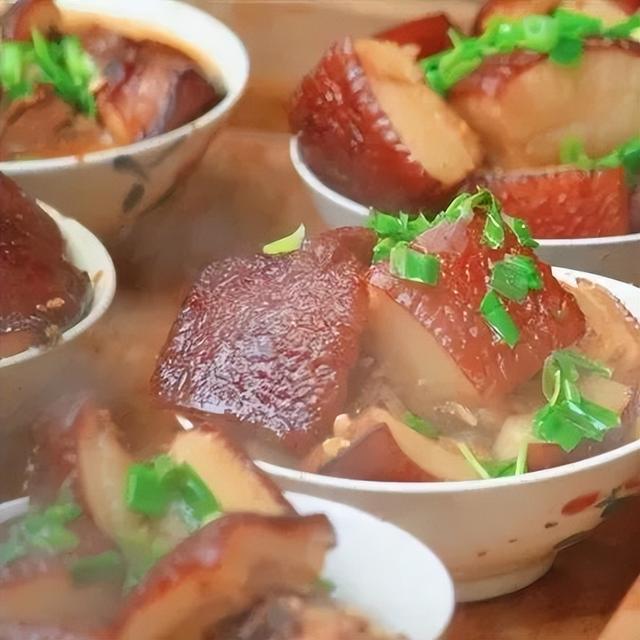 成都出发2.5h刹拢最绝红叶之城！秋色媲美九寨，一城吃够三省美食！更有山林温泉泡过瘾！