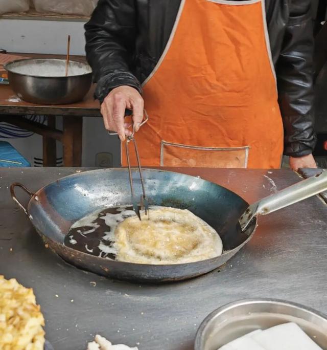 全网围观“杀猪宴”！高铁1.5h直达爆火古城，不止有刨猪汤！美食古早，均价10元吃到撑！