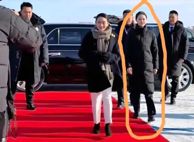 严月霞又火了！在北京机场迎接澳大利亚总理夫妇，气质依然优雅