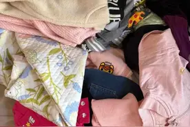 后悔把孙子穿不下的衣服送人了，真想去要回来，扔了也不想白送图片