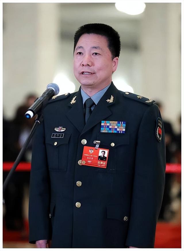 我国首位航天员杨利伟，被授予少将军衔，退休后能享受什么待遇？