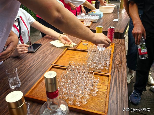 一个四A级景区的酒厂，最贵的酒要卖88万，咱买不起但免费喝得起
