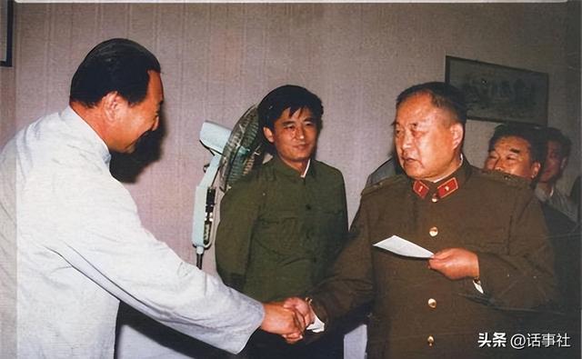 1973年，他当选中央6号首长，几个月后辞去中央职务，专职任司令