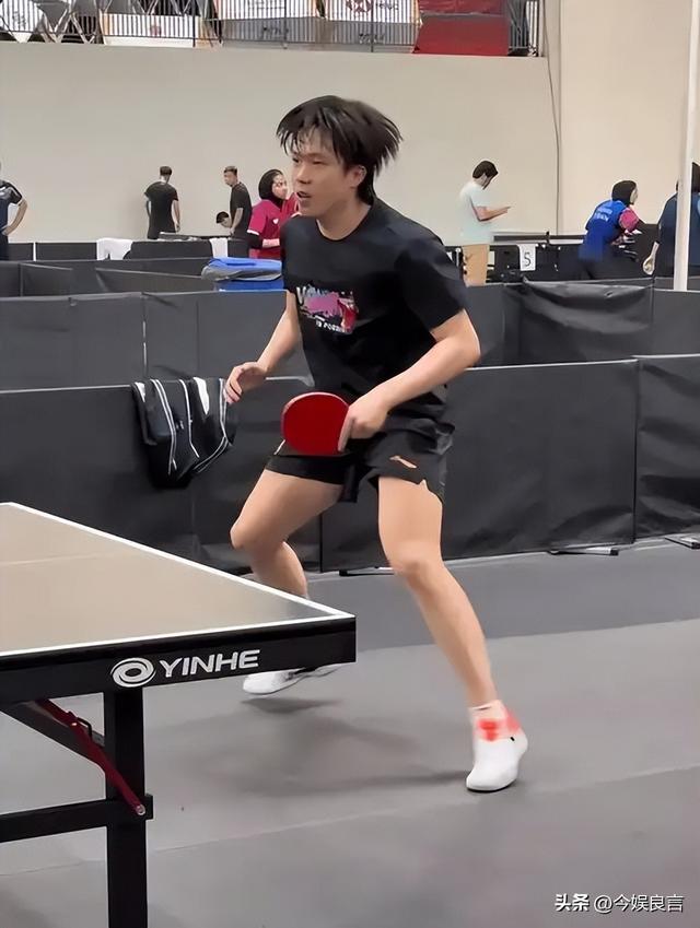 场馆疑似没空调 王楚钦头顶冰袋降温