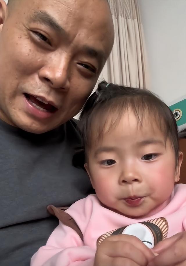 江西萍乡富豪赖国萍去世，仅46岁，戴硕大金佛珠项链，小女儿3岁