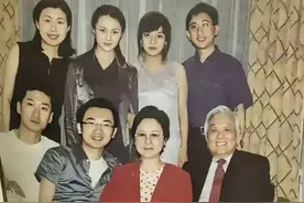 1998年，在还珠格格2的开机上，60岁琼瑶拉着苏有朋手，满脸和善图片