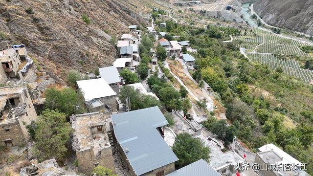 四川深山发现“石头堡垒”，攻防兼具有奥秘，去看看到底都有啥？