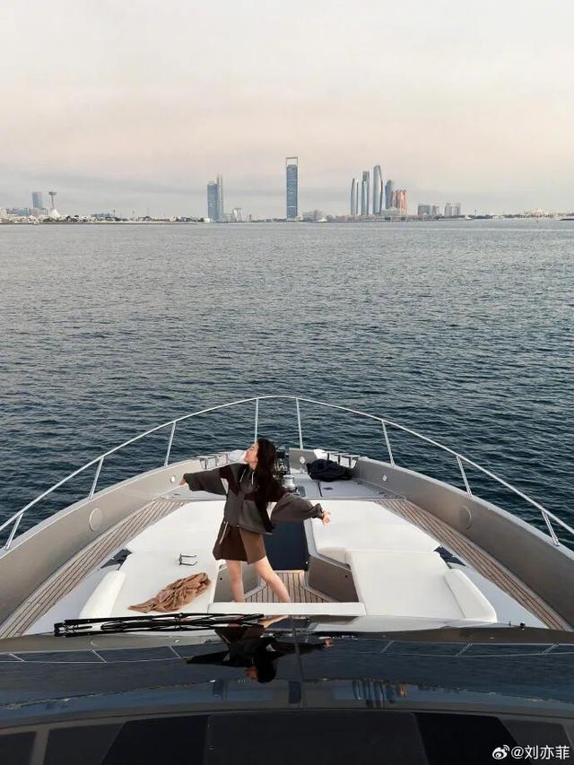 刘亦菲晒照，“真的瘦了” 原本的“珠圆玉润”感不见了