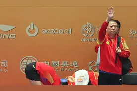 国乒女团输给日本，马琳向观众鼓掌致谢，莎莎捂着胳膊收拾行李图片