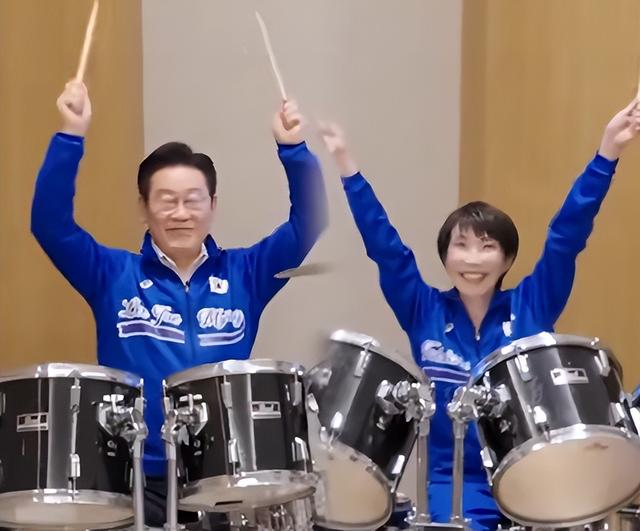 李在明和高市早苗穿上同款蓝色服装，一起打架子鼓	，韩媒：该活动日方没提前打招呼
