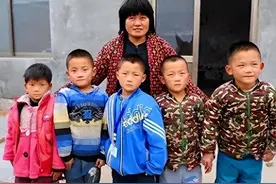 中国首例5胞胎，如今21年过去，父亲已劳累去世，母亲苦尽甘来！图片