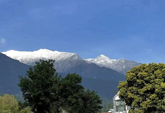 一眼万年，苍山雪落在春天