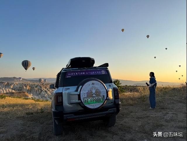 佛山六旬夫妇自驾环游亚欧，120天穿越32国庆生