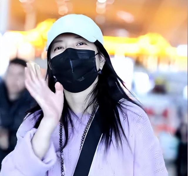 落毛凤凰不如鸡！49岁赵薇再曝近况，全身包裹严实 不敢露脸怕见人