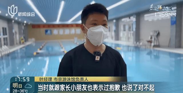 事发上海，女儿上游泳课总说“教练让我喝水”，直到视频拍下惊悚一幕，女儿情绪崩溃，妈妈面对镜头哭诉