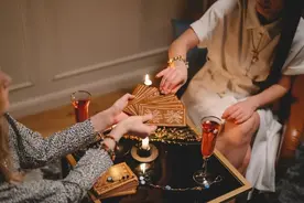 不信命的年轻人，却靠占卜求未来：“玄学”的背后全是生意经图片