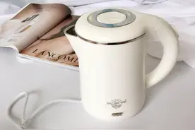 电热水壶烧水，10个家庭9个错！很多人不在意，最好提醒家人！图片