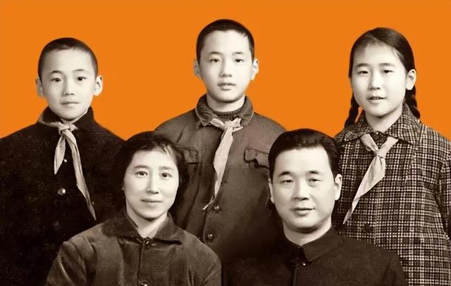 1993年，李鹏总理和夫人朱琳，在北京家中唱卡拉OK，一张珍贵留影