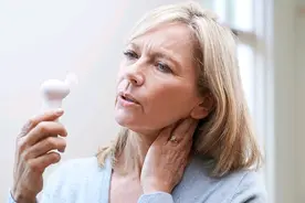 怎样判断女性已进入“更年期”？4个典型症状，不妨自查一下图片