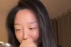河南女孩去非洲找男友复合，男方态度冷淡还拒绝，网友点赞：真爱图片