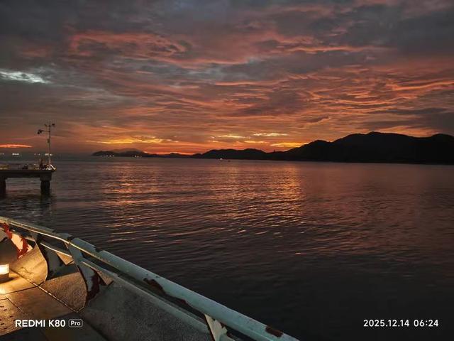 到沙头角看海上日出